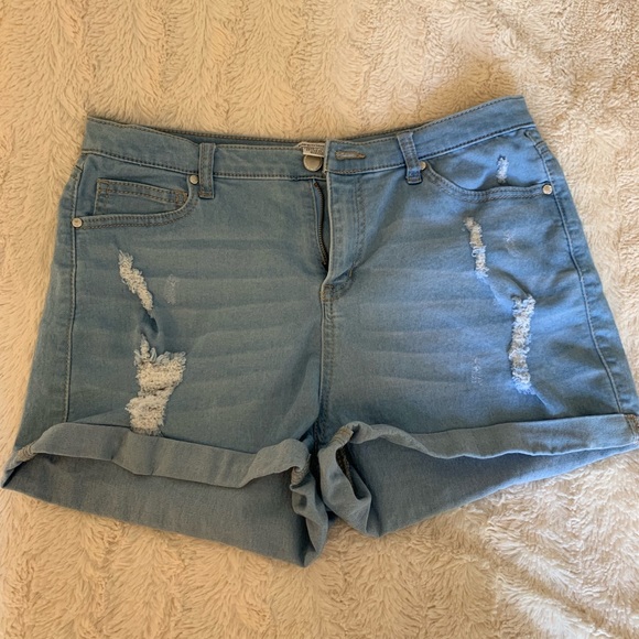 Assorted clothing - Picture 1 of 7